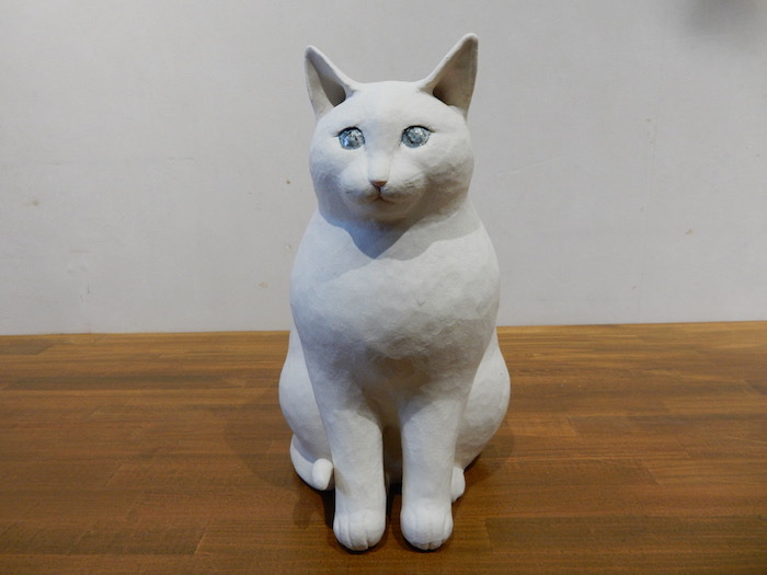 マット調の陶肌の小ぶりの白猫さん