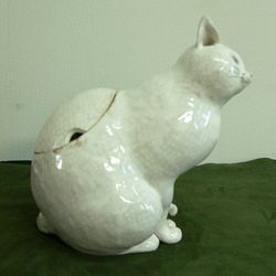 猫の置物;手あぶり猫/手焙り猫201307 （灰釉・シロネコ）