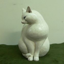 猫の置物;手あぶり猫/手焙り猫201311 （灰釉・白ネコ）